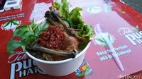 Huaah! Sedapnya Ayam Kalasan Dicocol Sambal Ganja