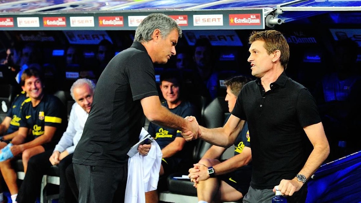 Jose Mourinho, saat menjadi pelatih Real Madrid, berjabat tangan dengan pelatih Barcelona Tito Vilanova (Gonzalo Arroyo Moreno/Getty Images)