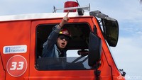 Dalam tur ini memang tak ada api sungguhan yang harus dipadamkan, tapi wisatawan diajak memperagakan seperti apa rasanya jadi pemadam kebakaran (Melisa/detikTravel)