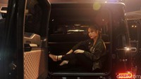 Model duduk di bagasi mobil Mercedes-AMG G 63 Edition 1. Mobil memiliki kemampuan offroad yang luar biasa berkat mesin biturbo AMG 4.0 L V8.