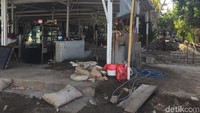 Penginapan dan cafe di pinggir pantai juga mulai direnovasi oleh warga.