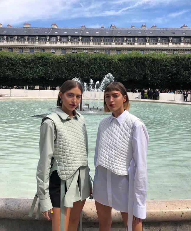  Kembar identik berparas menawan ini kerap tampil mencuri atensi dengan gayanya yang glamor dan nyentrik. Mereka pun dikenal lewat selera busananya yang luar biasa. Foto: Instagram @simihaze