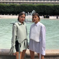  Kembar identik berparas menawan ini kerap tampil mencuri atensi dengan gayanya yang glamor dan nyentrik. Mereka pun dikenal lewat selera busananya yang luar biasa. Foto: Instagram @simihaze