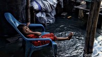 Area di pemukiman nelayan Muara Angke diketahui memang memiliki tanah yang lebih rendah sehingga banjir rob seringkali datang dan merendam rumah-rumah nelayan.