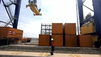 Saat ini, pengembangan tahap I Pelabuhan Kuala Tanjung berupa pembangunan terminal multipurpose berkapasitas 600 ribu TEUs tengah memasuki persiapan akhir dan telah mendapat ijin pengoperasian Dermaga Multipurpose dari Dirjen Perhubungan Laut dan Kepala KSOP Pelabuhan Kuala Tanjung. Istimewa/Pelindo I.