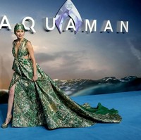 Amber Heard datang menghadiri premier dunia Aquaman di London, Inggris dengan dibalut gaun couture dan hiasan kepala yang tak biasa. Foto: Dok. Getty Images
