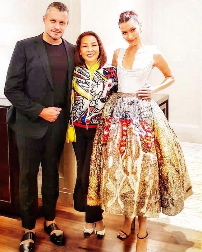  Bella Hadid pun menyempatkan berfoto dengan desainer Farah Khan dan timnya. Farah Khan terlihat mengenakan jaket berhias manik-manik yang datang dari labelnya sendiri. Foto: Instagram/@bellahadid, @farahkhanofficial, @sssworldcorp