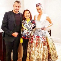  Bella Hadid pun menyempatkan berfoto dengan desainer Farah Khan dan timnya. Farah Khan terlihat mengenakan jaket berhias manik-manik yang datang dari labelnya sendiri. Foto: Instagram/@bellahadid, @farahkhanofficial, @sssworldcorp