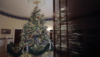 Sebuah pohon natal dengan tinggi mencapai 18 kaki nampak berkilauan menyambut natal.