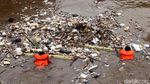 Sampah Penuhi Pintu Air Manggarai