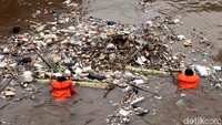 Sejumlah ranting pohon pun dikumpulkan oleh petugas kebersihan bersama sampah lainnya agar tak menyumbat area Pintu Air Manggarai.