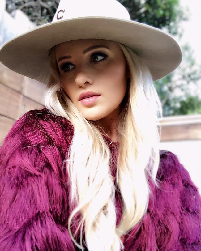 Pengguna Twitter pun langsung bereaksi pada sikap Tomi Lahren yang seolah-olah merasa bahagia karena Trump dianggapnya melindungi perbatasan Amerika Serikat dari masuknya imigran ilegal. Netizen geram pada wanita 26 tahun itu karena seperti sama sekali tidak memedulikan kalau pada saat tembakkan gas air mata dilakukan ada banyak anak-anak dan wanita yang jadi korban. Watching children get year gassed is the highlight of your weekend, eh? Not human, demikian salah satu bunyi kecaman netizen. Foto: Instagram @tomilahren