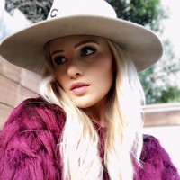 Pengguna Twitter pun langsung bereaksi pada sikap Tomi Lahren yang seolah-olah merasa bahagia karena Trump dianggapnya melindungi perbatasan Amerika Serikat dari masuknya imigran ilegal. Netizen geram pada wanita 26 tahun itu karena seperti sama sekali tidak memedulikan kalau pada saat tembakkan gas air mata dilakukan ada banyak anak-anak dan wanita yang jadi korban. Watching children get year gassed is the highlight of your weekend, eh? Not human, demikian salah satu bunyi kecaman netizen. Foto: Instagram @tomilahren