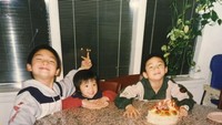 Happy birthday to me, tulis penyanyi dan aktor 29 tahun ini. Nampak Henry kecil sudah memiliki wajah manis dan semangat tiup lilin. Foto: Instagram henryl89