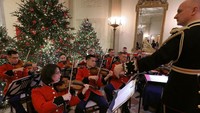 Sebuah grup musik dari Angkatan Laut AS pun menunjukkan keahlian mereka bermain musik di Grand Foyer yang berada di Gedung Putih, Washington DC, Amerika Serikat.
