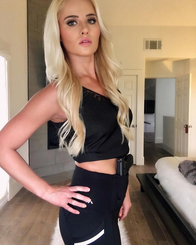 Aktris Kathy Griffin juga termasuk yang ikut menyerang Tomi Lahren atas komentarnya di Twitter yang seolah merasa bahagia melihat anak kecil terkena gas air mata. Tomi is celebrating attacks by our government on refugees. This is why Hillary called them Deplorable, demikian bintang reality show Kathy Griffin: My Life on the D-List itu membalas tweet Tomi. Dia menyebut presenter berita tersebut sebagai manusia yang tidak berkualitas. Foto: Instagram @tomilahren