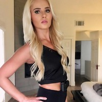 Aktris Kathy Griffin juga termasuk yang ikut menyerang Tomi Lahren atas komentarnya di Twitter yang seolah merasa bahagia melihat anak kecil terkena gas air mata. Tomi is celebrating attacks by our government on refugees. This is why Hillary called them Deplorable, demikian bintang reality show Kathy Griffin: My Life on the D-List itu membalas tweet Tomi. Dia menyebut presenter berita tersebut sebagai manusia yang tidak berkualitas. Foto: Instagram @tomilahren