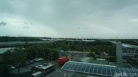 Kami tak diperbolehkan mengabadikan kegiatan yang berlangsung di dalamnya menggunakan kamera. Ini pemandangan Bandara Changi dari lantai 3 (Masaul/detikTravel)