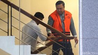 Uang itu diduga diterima Remigo secara bertahap. KPK juga menyebut uang itu, salah satunya, diduga digunakan Remigo untuk mengamankan kasus yang menjerat istrinya.