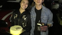 Saat Chris ulang tahun, Amanda rela datang subuh-subuh sambil membawa kue ulang tahun. Mau jadi yang pertama mengucapkan selamat ulang tahun ya? Foto: Instagram