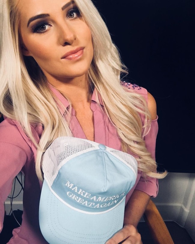 Sebagai pendukung Presiden Donald Trump, Tomi Lahren sering menampilkan gaya yang menyatakan suaranya tersebut. Salah satunya gayanya ini, di mana dia membawa topi bertuliskan Make America Great Again, kampanye yang digaungkan Trump. Foto: Instagram @tomilahren