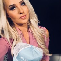 Sebagai pendukung Presiden Donald Trump, Tomi Lahren sering menampilkan gaya yang menyatakan suaranya tersebut. Salah satunya gayanya ini, di mana dia membawa topi bertuliskan Make America Great Again, kampanye yang digaungkan Trump. Foto: Instagram @tomilahren