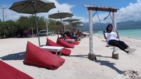 Belum lagi, adanya ayunan instagrammable yang ada di bibir pantai. Saat air laut surut, ayunan tak akan menyentuh air. Tapi saat mulai pasang, kamu bisa berayun-ayun sambil main basah-basahan. (Bonauli/detikTravel)