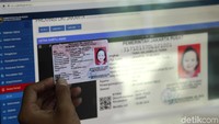 Kartu Identitas Anak (KIA) memiliki fungsi yang relatif sama seperti KTP yaitu menjadi tanda pengenal atau bukti diri yang sah saat melakukan proses administrasi.