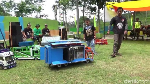 Gemas Miniatur  Truk  di Pasuruan Ini Dilengkapi Sound  