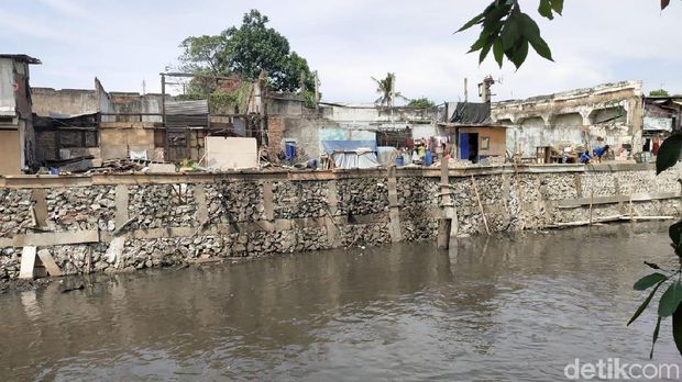 Tujuh rumah yang ambles dirobohkan untuk mempermudah perbaikan