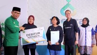 Gubernur Jawa Barat Ridwan Kamil (kiri) bersama Direktur Utama Bank Bjb Ahmad Irfan (kedua kanan) memberikan secara simbolis debitur Bjb Mesra kepada nasabah pada peluncuran program Bjb Mesra di Masjid Al-Hikmah, Leuwiliang, Bogor, Jawa Barat, Selasa (27/11/2018). PT Bank Pembangunan Jawa Barat dan Banten, Tbk. (bank Bjb) bersama Pemerintah Provinsi Jawa Barat meluncurkan program Bjb Mesra (Masyarakat Ekonomi Sejahtera) dalam rangka menumbuhkembangkan para pelaku UMKM khususnya umat beragama yang ada di sekitar rumah ibadat di Jawa Barat. Foto: dok. Bjb