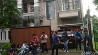Para wartawan ramai menunggu di depan rumah Angel namun tuan rumah belum juga muncul.
