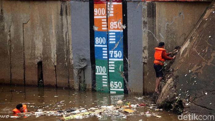 Sampah memenuhi area Pintu Air Manggarai. Curah hujan yang tinggi menjadi penyebab sampah itu hanyut dan terbawa hingga ke Pintu Air Manggarai.