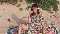 Ditemani minuman dingin di dalam buah nanas, liburan Atries di pantai semakin seru dan kekinian lengkap dengan beach blanket bermotif semangka. Foto: Instagram @atriesangel