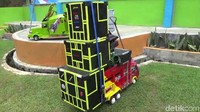Miniatur perangkat suara tersebut ditaruh di bak truk layaknya muatan.