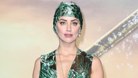 Ia tampak bak seorang ratu lautan dengan busananya itu. Tristan Fewings/Getty Images
