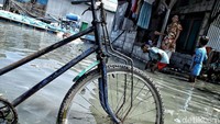 Banjir rob di kawasan tersebut memiliki ketinggian 30 cm.