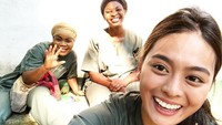 Selain traveling, Yuumi juga kerap melakukan aksi sosial dalam sejumlah kunjungannya. Ini saat ia bersama ibu-ibu di Kongo, Afrika (yuumi_kato/Instagram)  