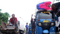 Sedangkan keunggulan bajaj, kendaraan roda tiga ini mampu mengangkut penumpang sekaligus barang, memiliki atap yang menjadikan pengemudi dan penumpang terlindung dari cuaca panas maupun hujan, sehingga bajaj dapat disebut juga sebagai moda angkutan alternatif yang lebih manusiawi. Rifkianto Nugroho/detik.com  