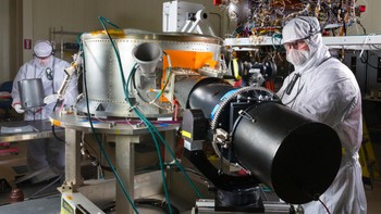 Tujuan InSight adalah untuk menyelidiki konstruksi planet Mars, yaitu evolusi geologi planet itu. Ia antara lain dibekali dengan sensor getaran dan pengukur panas. Foto: NASA