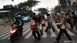 JPO Direvitalisasi, Warga Gunakan Pelican Crossing