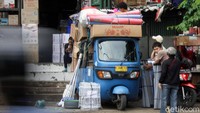 Beragam barang seperti kebutuhan sehari-hari hingga peralatan rumah tangga ditumpuk untuk dibawa menggunakan bajaj.