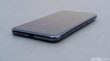 Bagian bawah terdapat slot USB type C. Foto: Adi Fida Rahman/detikINET