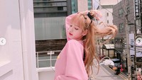 Namun mau bagaimanapun gaya rambutnya, sepertinya Lisa tetap cantik. Dok. Instagram/lalalalisa_m