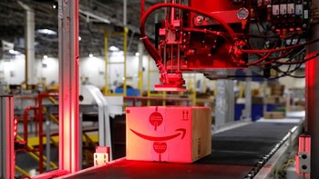 Barang dilabeli secara otomatis dengan mesin di gudang Amazon. Foto: Reuters