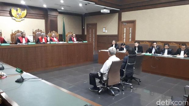 Sidang eks anggota DPRD Sumut menjalani sidang pembacaan dakwaan di Pengadilan Tipikor, Rabu (28/11/2018)