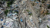 Foto udara area tempat penambangan emas ilegal yang ditutup oleh pihak keamanan setempat di Gunung Botak, Pulau Buru, Maluku, Rabu (28/11/2018). Antara Foto/Rivan Awal Lingga