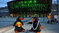Patung Lego Niffler Si Pencuri Emas Berkeliaran Keliling Kota London