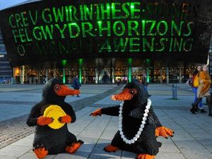 Patung Lego Niffler Si Pencuri Emas Berkeliaran Keliling Kota London