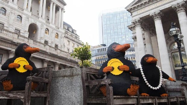 Patung Lego Niffler Si Pencuri Emas Berkeliaran Keliling Kota London